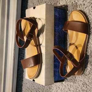 Brown little girl sandals. Size 1.